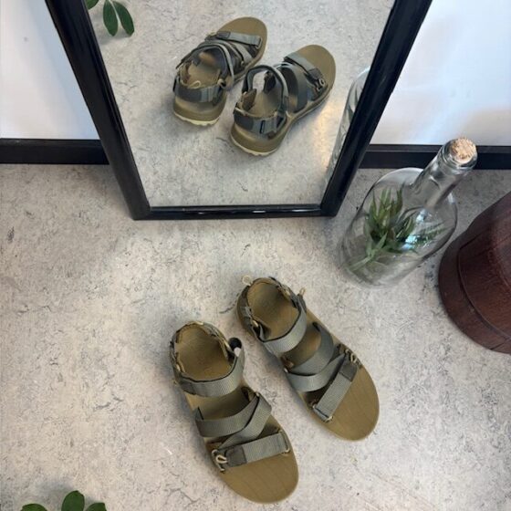 Grön lättviktsvandringssandal för män med bra fotvalvsstöd.