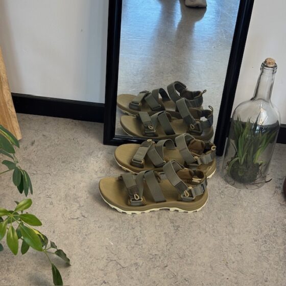 Grön lättviktsvandringssandal för män med bra fotvalvsstöd.