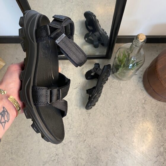Svart Woden-sandal med bra hålfotsstöd