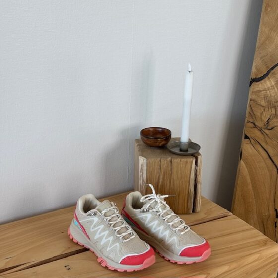 Beige skor med andningsbar ovandel och snygga detaljer