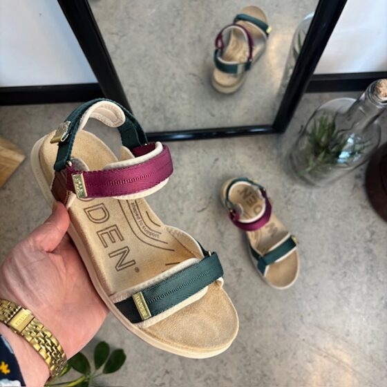 Lila/grön Woden sandal med bra hålfotsstöd.