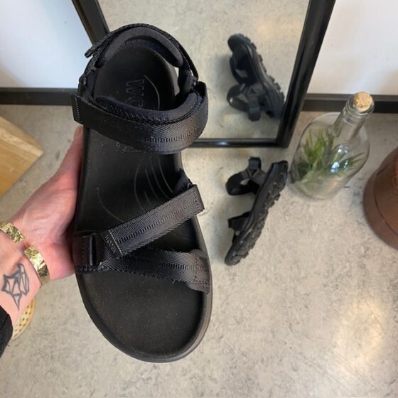 Svart Woden-sandal med bra hålfotsstöd