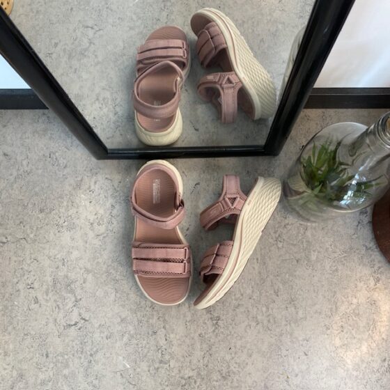 Rosa Skechers Max Cushioning Elite 2.0 Sandal med bra valvsupport