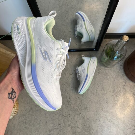 Vita Skechers GoRun skor med fina detaljer