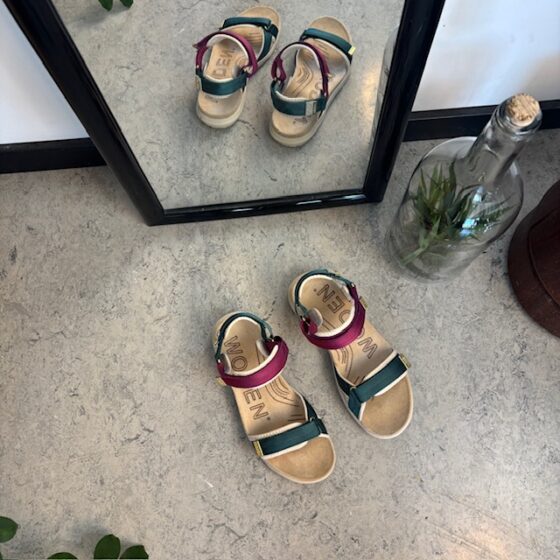 Lila/grön Woden sandal med bra hålfotsstöd.