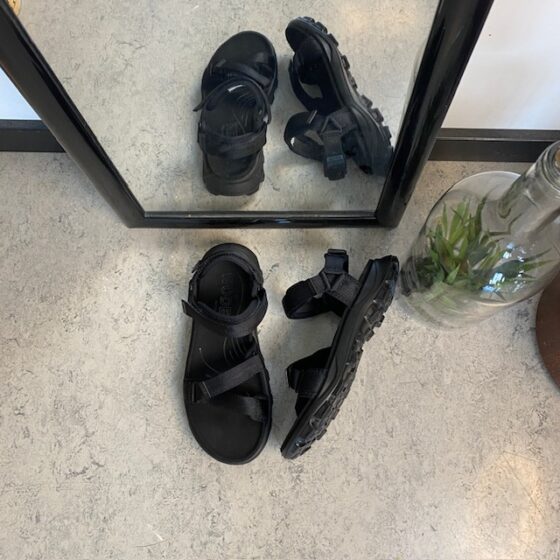 Svart Woden-sandal med bra hålfotsstöd