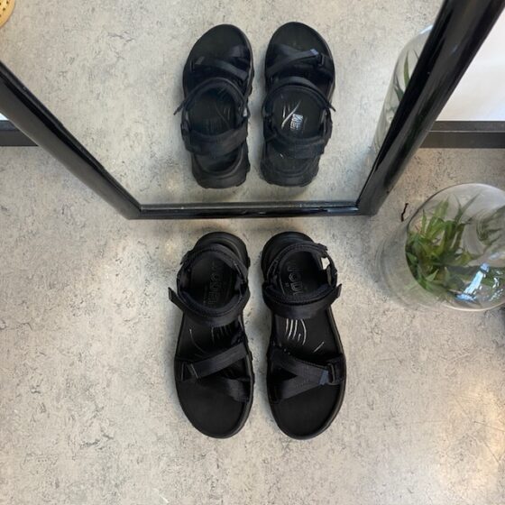 Svart Woden-sandal med bra hålfotsstöd