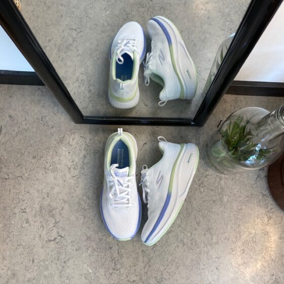 Vita Skechers GoRun skor med fina detaljer