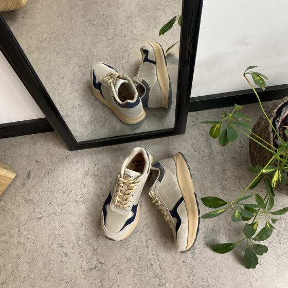Woden sneakers med hög stötdämpning i sulan.