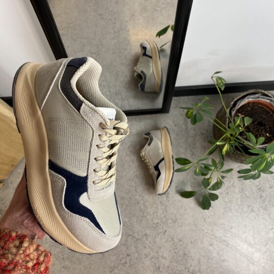 Woden sneakers med hög stötdämpning i sulan.