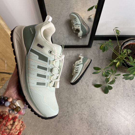 Vattentät, mintgrön lättviktssko från Green Comfort med bra hålfotsstöd.