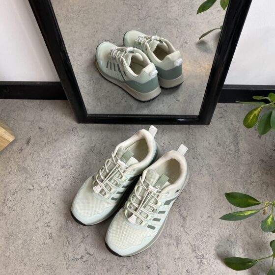 Vattentät, mintgrön lättviktssko från Green Comfort med bra hålfotsstöd.