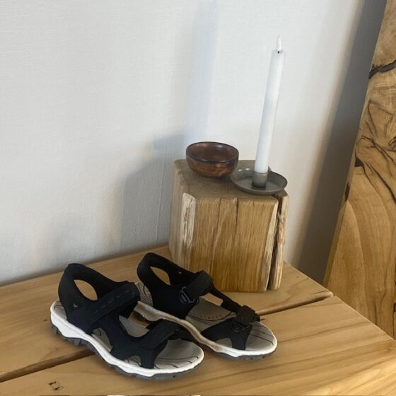 Mörkblå vandringssandal från Rieker med bra stötdämpning