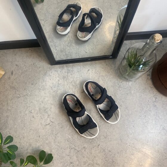 Mörkblå vandringssandal från Rieker med bra stötdämpning