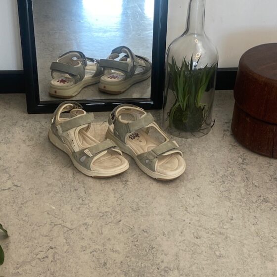 Relife damsandal med massageeffekt – silvergrå komfort i vardagens tempo