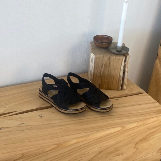 Svart Rieker sandal med flätad ovandel