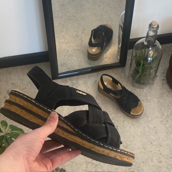 Svart Rieker sandal med flätad ovandel