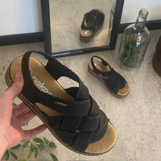 Svart Rieker sandal med flätad ovandel