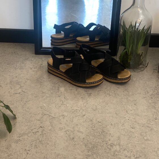 Svart Rieker sandal med flätad ovandel