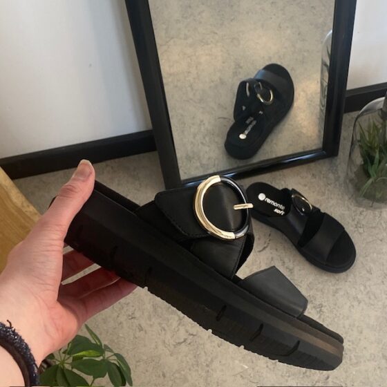 Svart Remonte slip-on skinnsandal med urtagbar sula