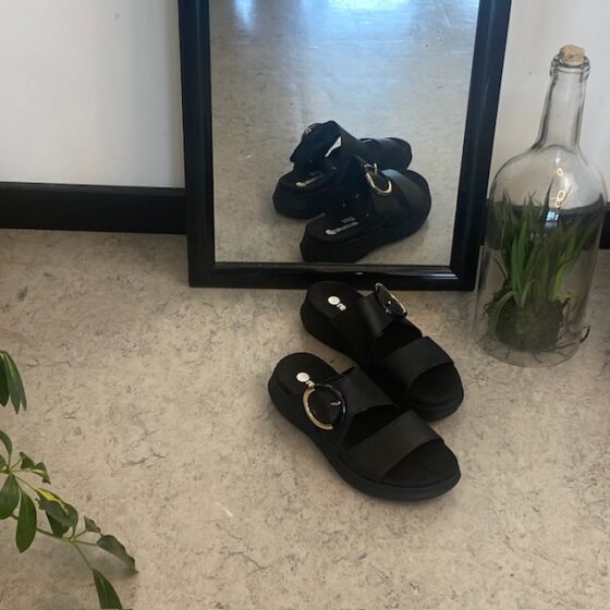 Svart Remonte slip-on skinnsandal med urtagbar sula