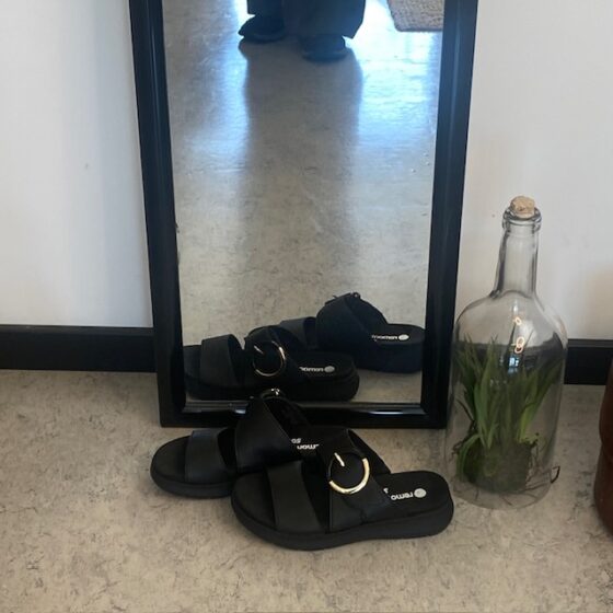 Svart Remonte slip-on skinnsandal med urtagbar sula