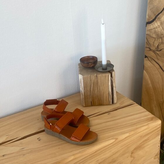 Natur sandaler i brunt läder med ljusa sulor