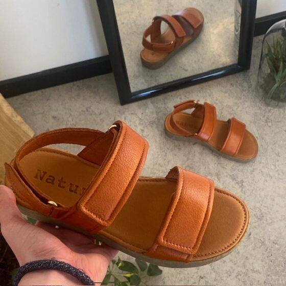 Natur sandaler i brunt läder med ljusa sulor