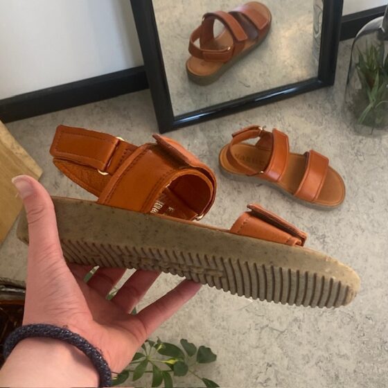 Natur sandaler i brunt läder med ljusa sulor