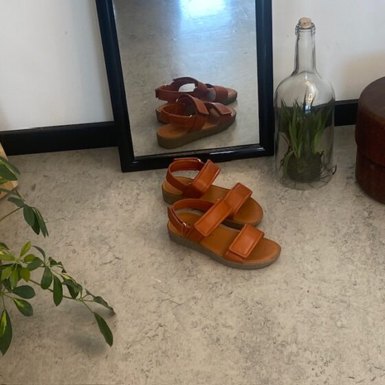 Natur sandaler i brunt läder med ljusa sulor