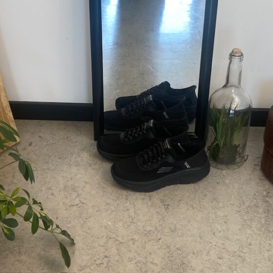 Svarta Skechers Slip-Ins med stretchöverdel
