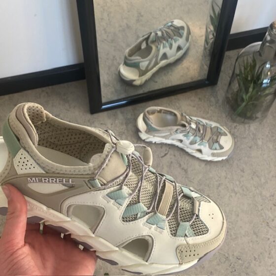 Merrell damsandal, stängd modell, bra bredd.