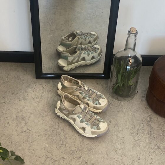 Merrell damsandal, stängd modell, bra bredd.