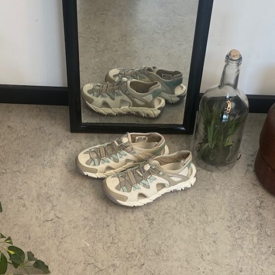Merrell damsandal, stängd modell, bra bredd.