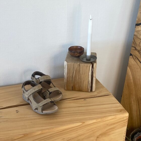 Beige och grå sporty sandal – komfort, stöd och ett naturligt utseende i ett