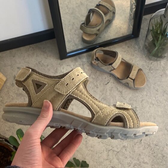 Beige och grå sporty sandal – komfort, stöd och ett naturligt utseende i ett