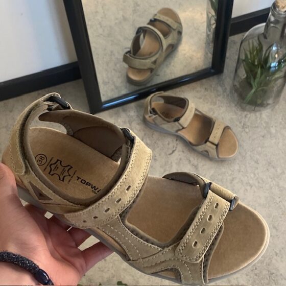 Beige och grå sporty sandal – komfort, stöd och ett naturligt utseende i ett
