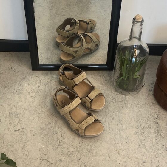 Beige och grå sporty sandal – komfort, stöd och ett naturligt utseende i ett