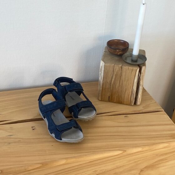 Mörkblå sportig sandal med maximal komfort – för dig som vill stå bra hela dagen