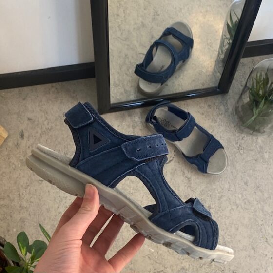 Mörkblå sportig sandal med maximal komfort – för dig som vill stå bra hela dagen