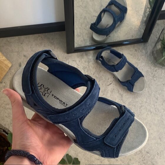 Mörkblå sportig sandal med maximal komfort – för dig som vill stå bra hela dagen