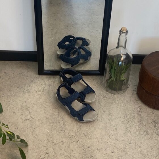 Mörkblå sportig sandal med maximal komfort – för dig som vill stå bra hela dagen