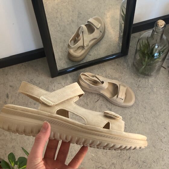 Elegant vardagssandal i ljus beige – för dig som uppskattar både komfort och stil