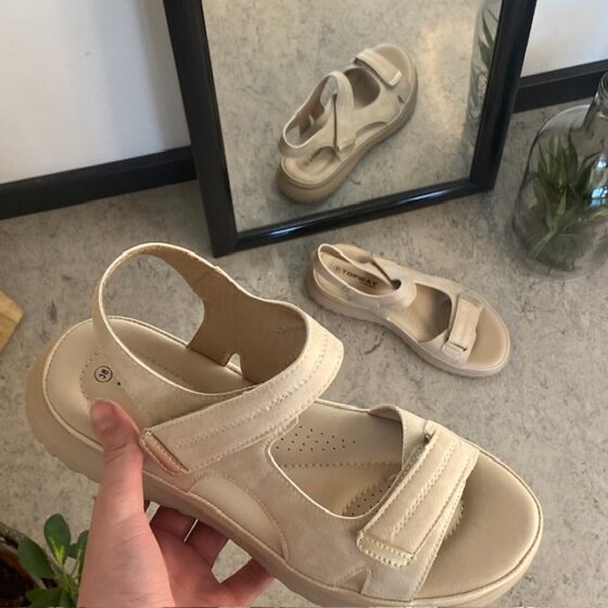 Elegant vardagssandal i ljus beige – för dig som uppskattar både komfort och stil