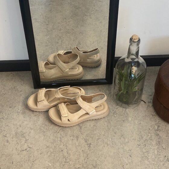 Elegant vardagssandal i ljus beige – för dig som uppskattar både komfort och stil