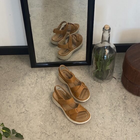Bekväm och lätt sandal i vacker kamelfärg – perfekt för dig som är på fötterna hela dagen