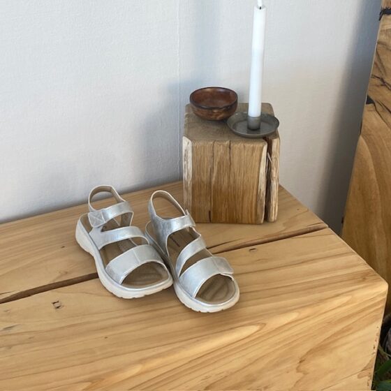 Bekväm silversandal med 2 kardborrband – perfekt för vardagen