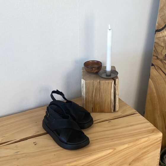 Elegant svart lädersandal med hälrem
