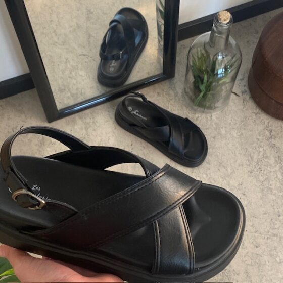 Elegant svart lädersandal med hälrem