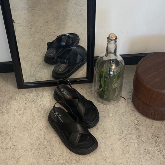 Elegant svart lädersandal med hälrem
